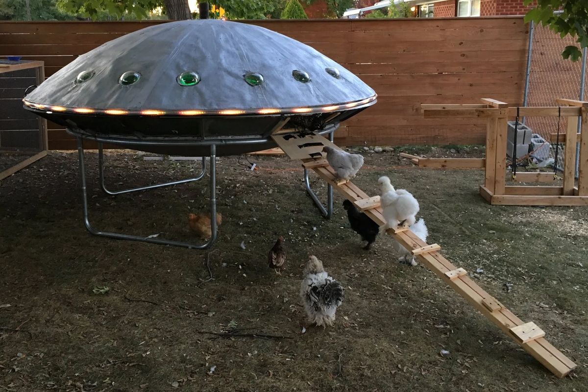 Un poulailler en forme de soucoupe volante