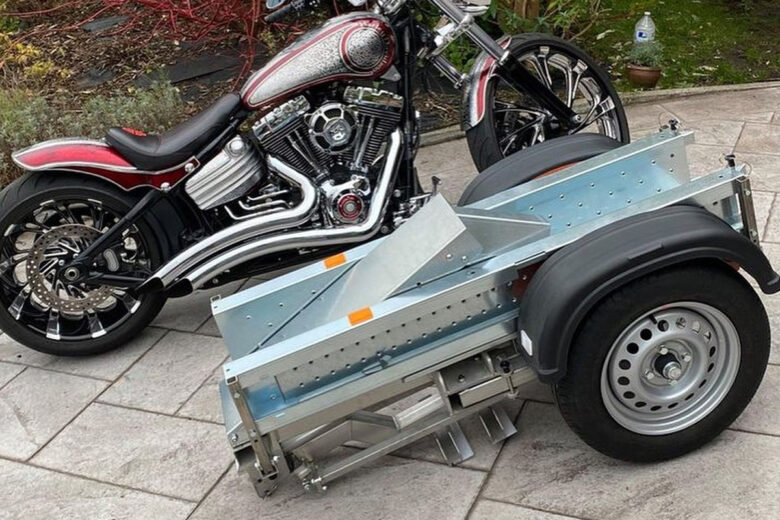 Une remorque pliable avec une moto