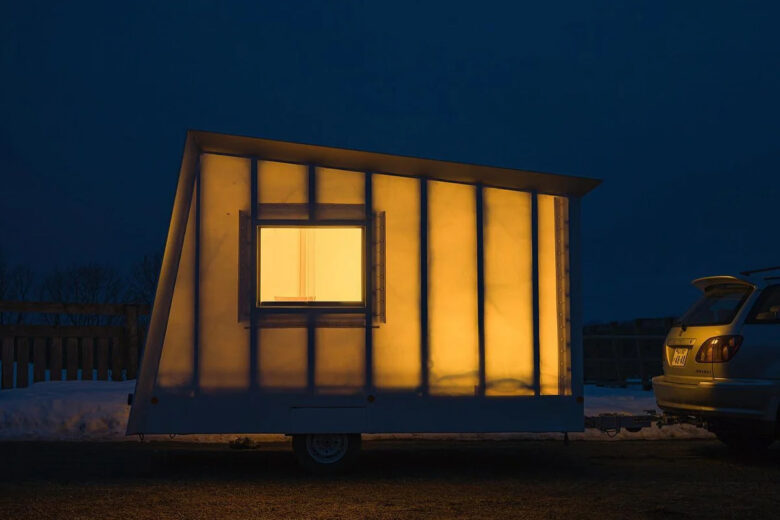 Une remorque bâchée de nuit