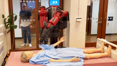 Un robot d'assistant qui habille un mannequin