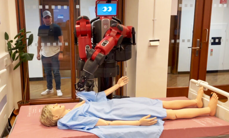 Un robot d'assistant qui habille un mannequin