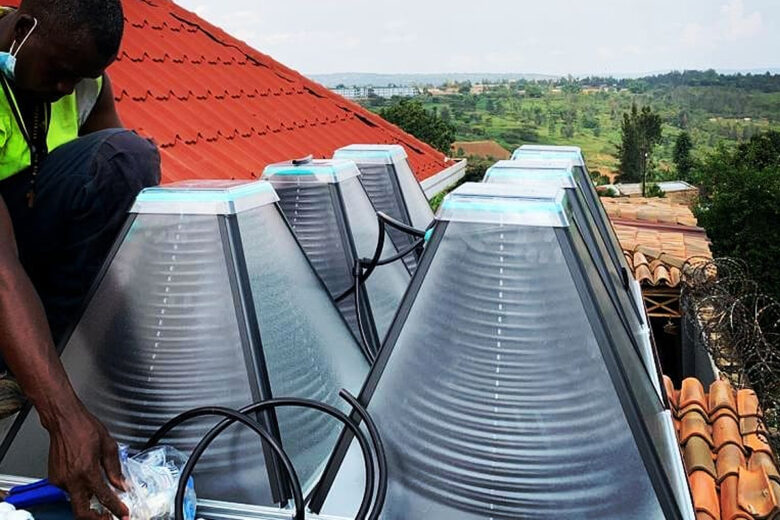 Installation réussie du premier capteur solaire thermique emballé à plat et auto-assemblé au monde au Rwanda