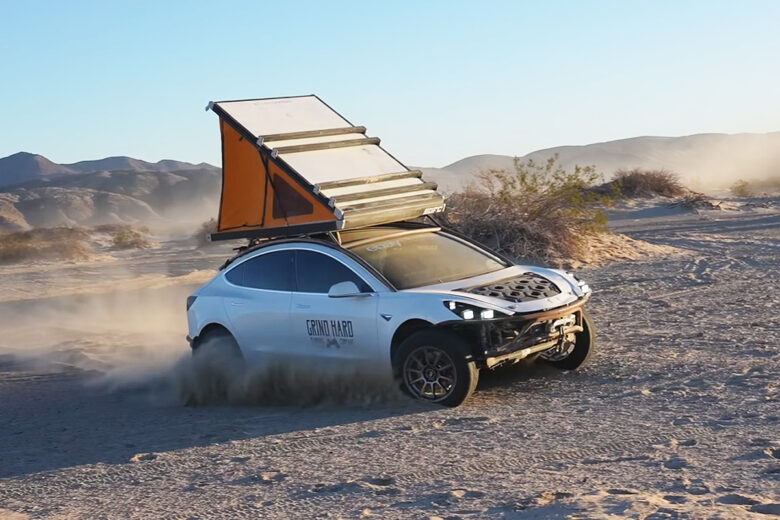 Une tesla model 3 dans le desert