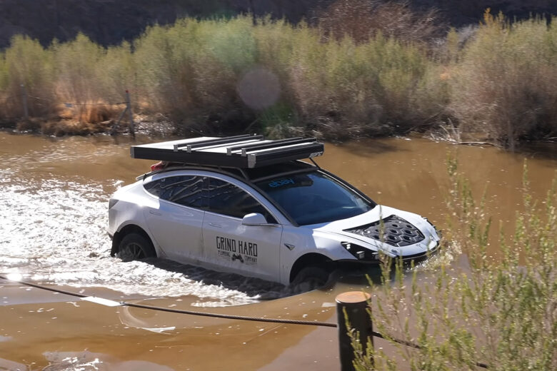 La Tesla traverse une étendue d'eau