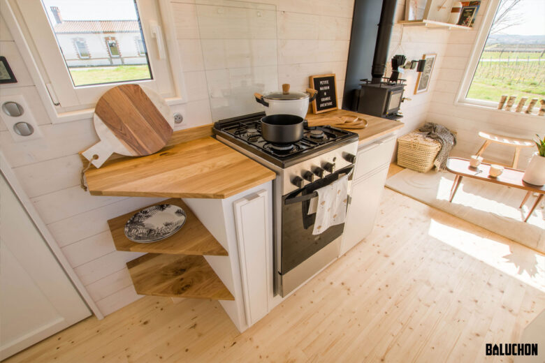 La cuisine de la Tiny house Pétillante de Baluchon