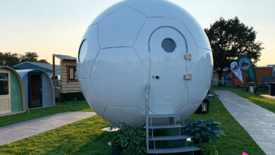 Une Tiny House sphérique blanche