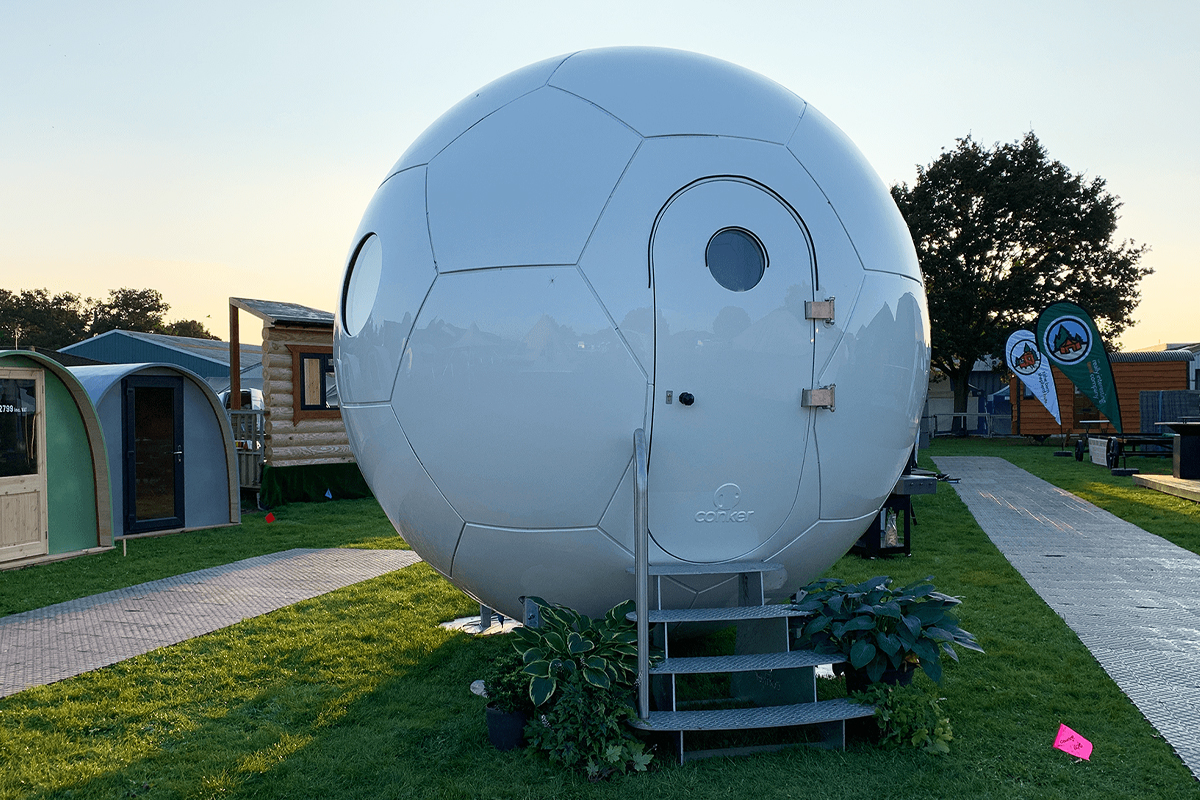 Une Tiny House sphérique blanche