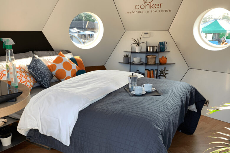 L'intérieur d'une Tiny House en forme de boule "Conker"