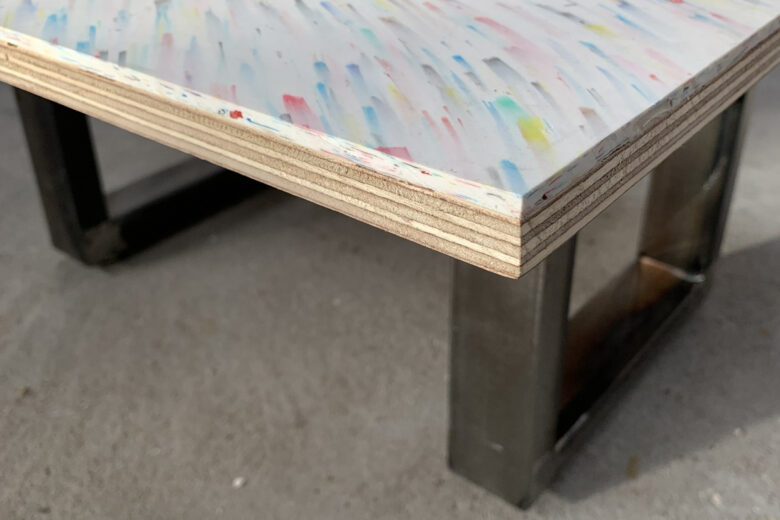 un table fabriquée avec des bouchons en plastique