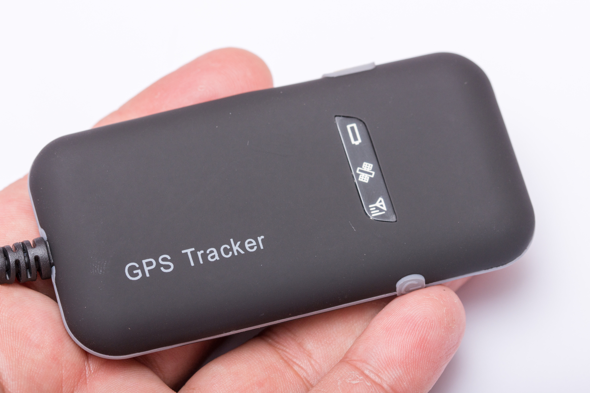 Où placer un traceur GPS sur une voiture ?