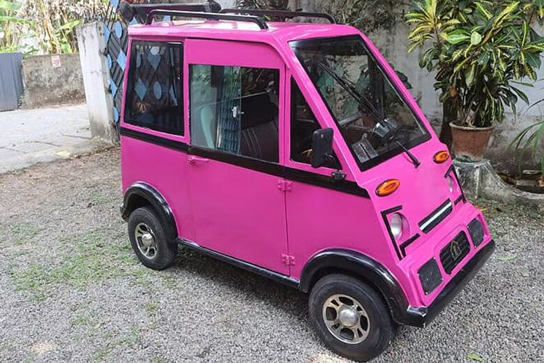 Une voiture électrique rose