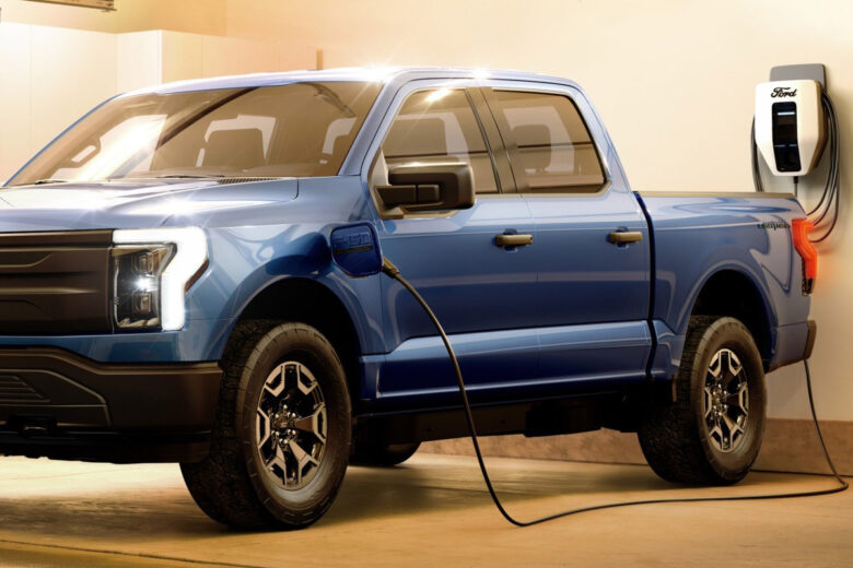 un pickup Ford qui recharge une maison