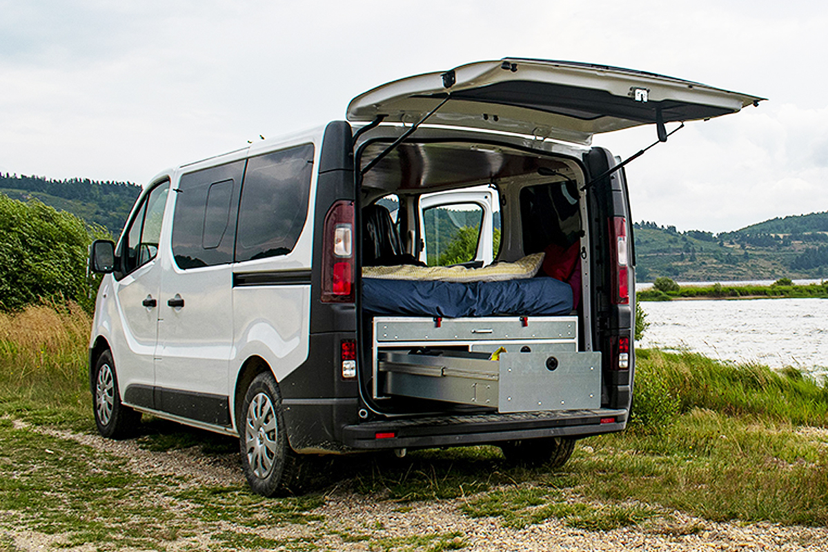 Transformation d'un van Mercedes en camping-car avec des produits