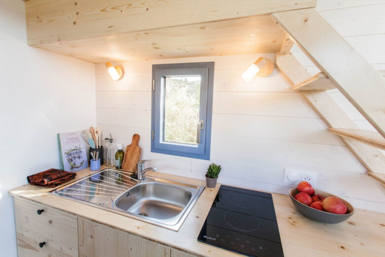 La cuisine de la Tiny House Azur de coté