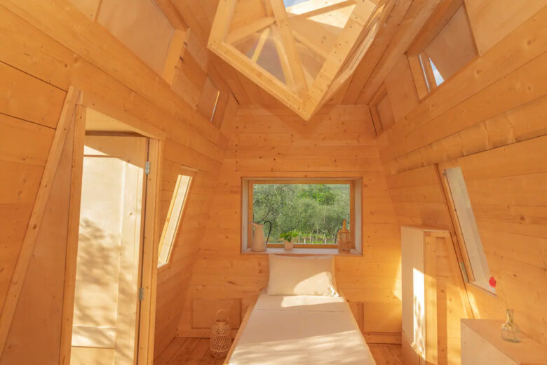 L'intérieur de la tiny house avec une ruche au plafond