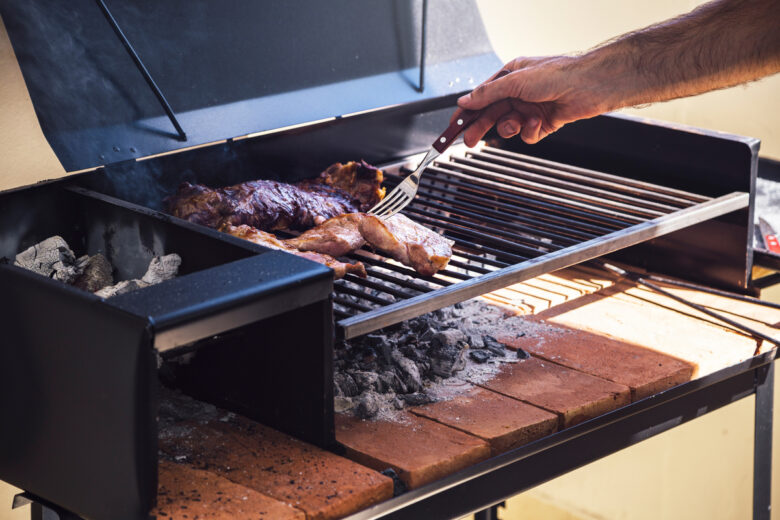 Un barbecue argentin avec un élévateur