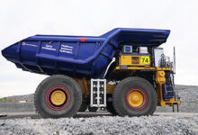 Un grand camion minier à hydrogène