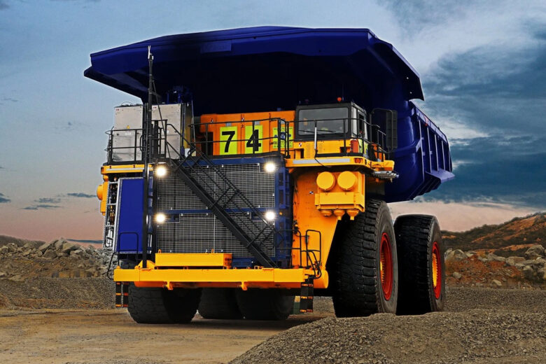 Un grand camion minier à hydrogène de face