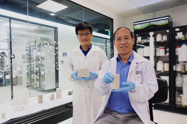Le Dr Wu Shifan (à gauche) et le professeur Chu Jian, avec des échantillons de biociment