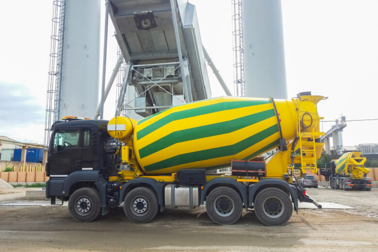 un camion de transport de ciment