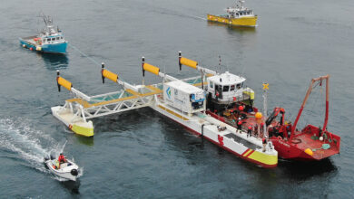 un bateau équipé de plusieurs hydroliennes flottantes