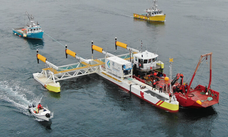 un bateau équipé de plusieurs hydroliennes flottantes