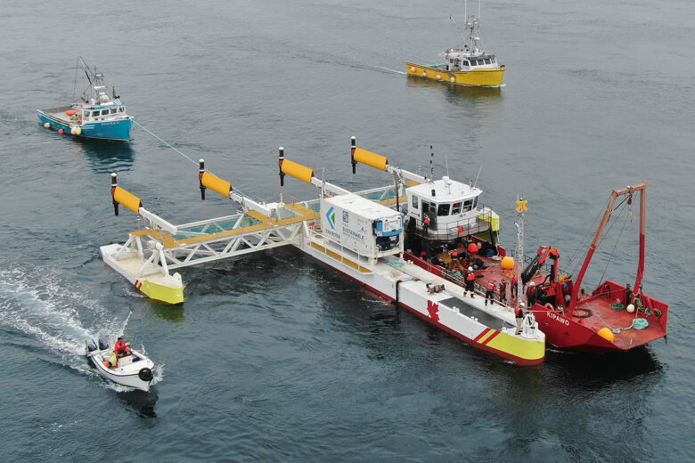 un bateau équipé de plusieurs hydroliennes flottantes 