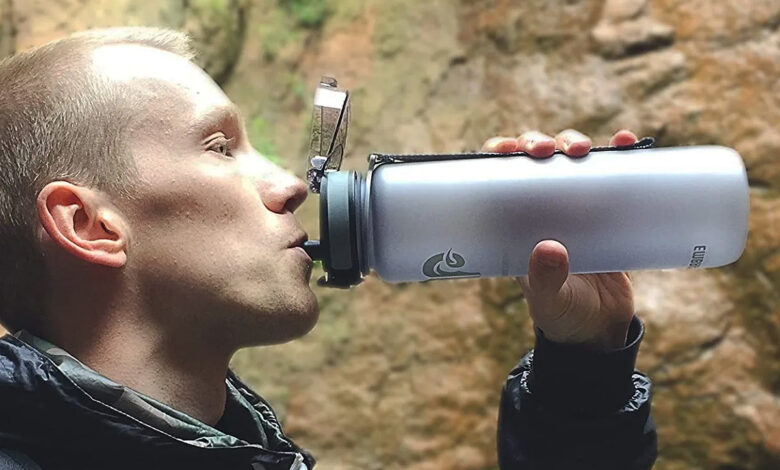 une bouteille d'eau de dessalement