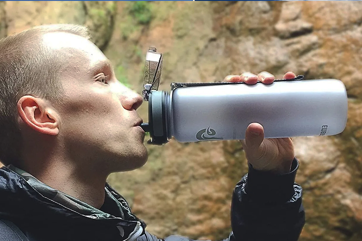 une bouteille d'eau de dessalement