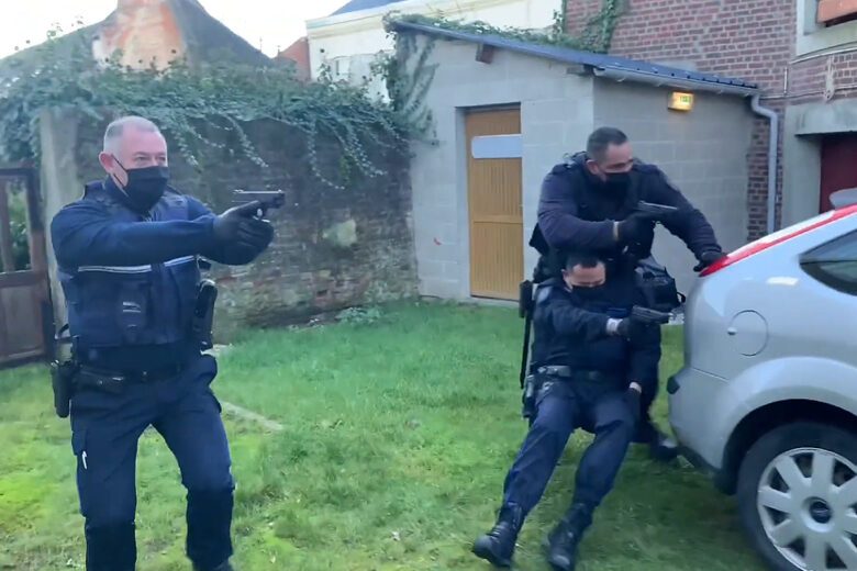 une sangle pour les policiers pour tracter un blesser tout en gardant les mains libres