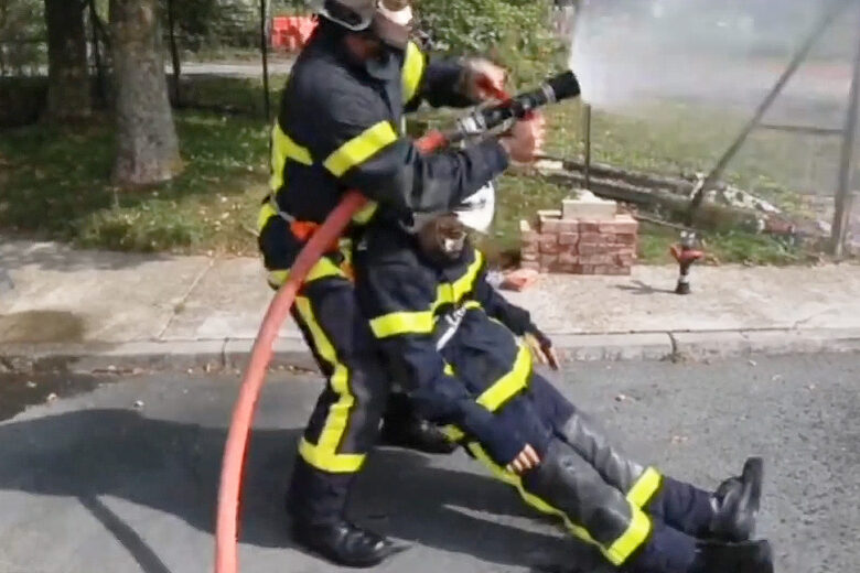 une sangle pour les pompiers pour tracter un blesser tout en gardant les mains libres