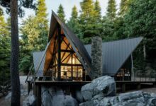 Une maison A-Frame moderne.