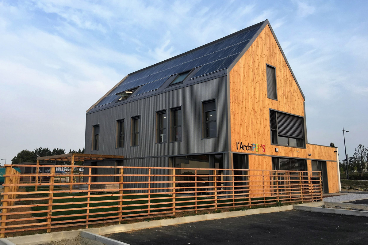 Réalisation à Angers d’un bâtiment zéro béton de près de 400m² et 11 mètres de haut, construit à 100% en IPAC® (Murs, Toiture, Plancher, Cloisons).