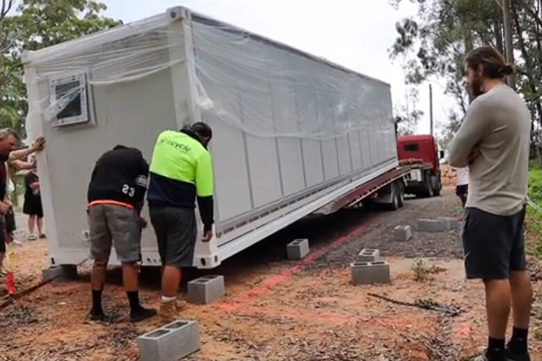 Le déchargement de la maison container