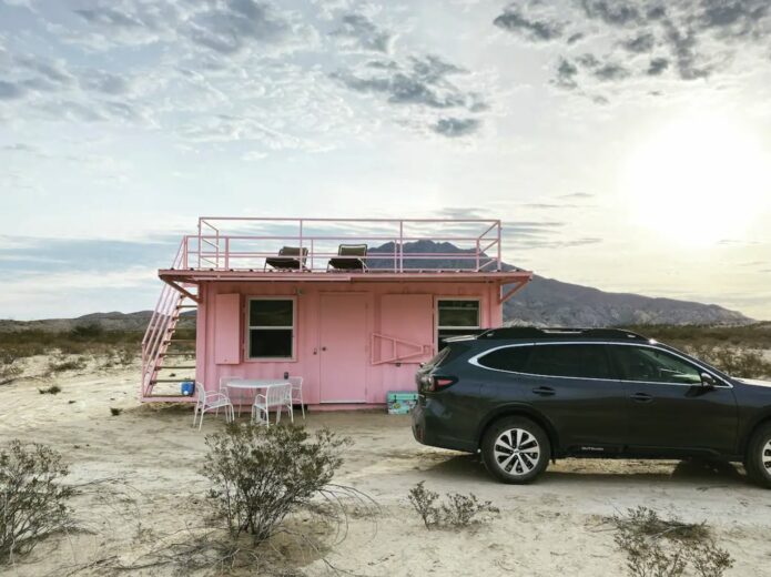 Une maison container avec une voiture