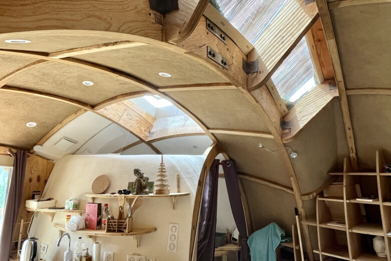 L'intérieur incurvé d'une maison de hobbit