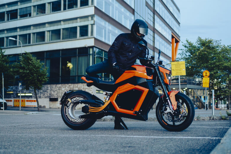 Un motard monte sur la moto électrique Verge Motorcycles TS