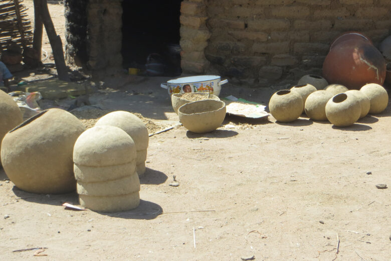Atelier de fabrication artisanale de jarres en terre cuite au centre du Tchad.
