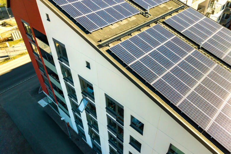 Des panneaux solaires sur le toit