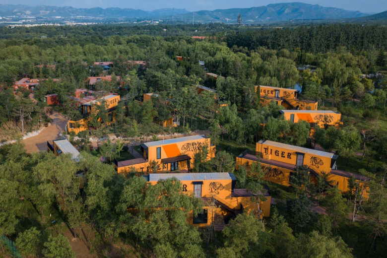 Des maisons containers oranges