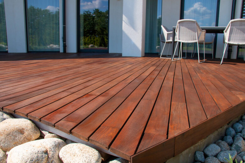 Une terrasse en bois foncé