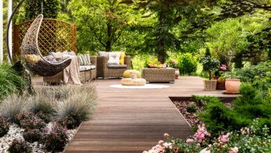 une terrasse en bois clair