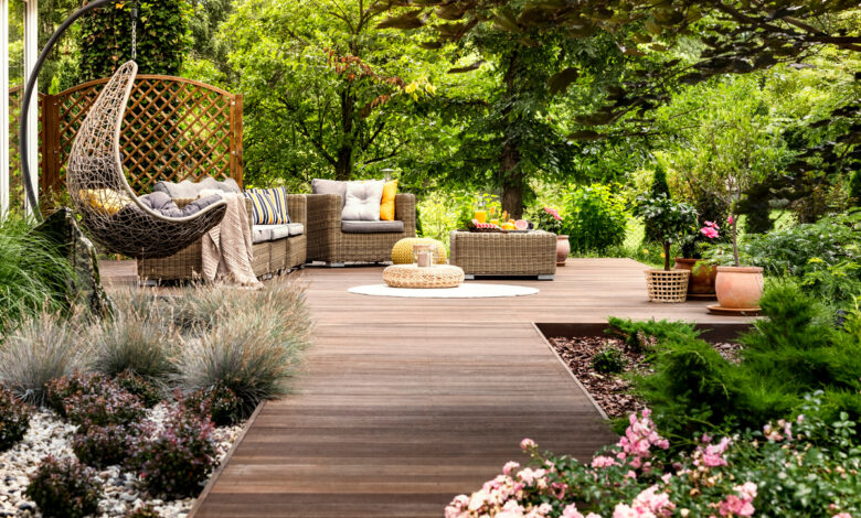 une terrasse en bois clair