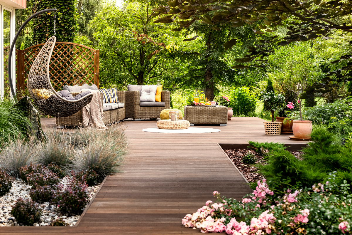 une terrasse en bois clair