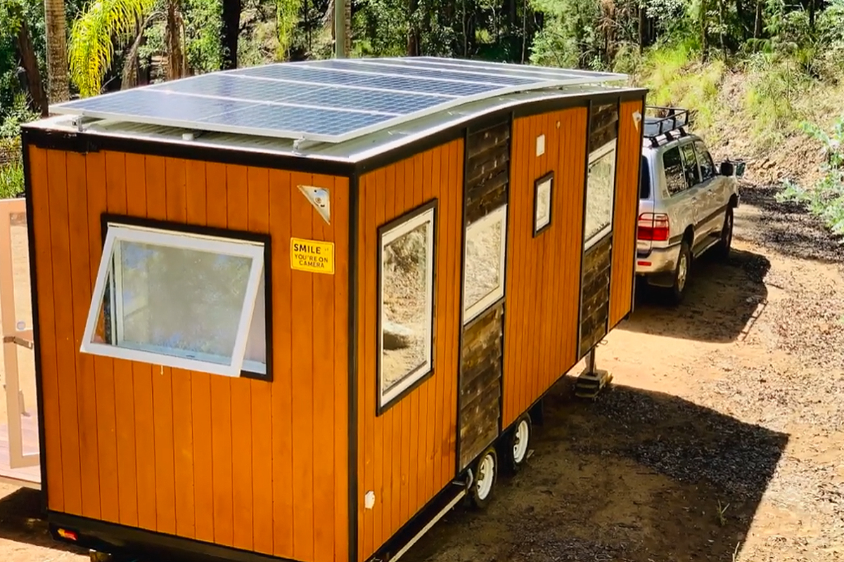 Une Tiny House en bois hors réseau