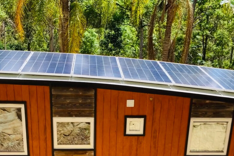 des panneaux solaires sur la Tiny House