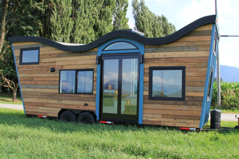 Une petite maison au toit incurvé