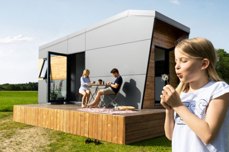 Une petite fille devant la Tiny House