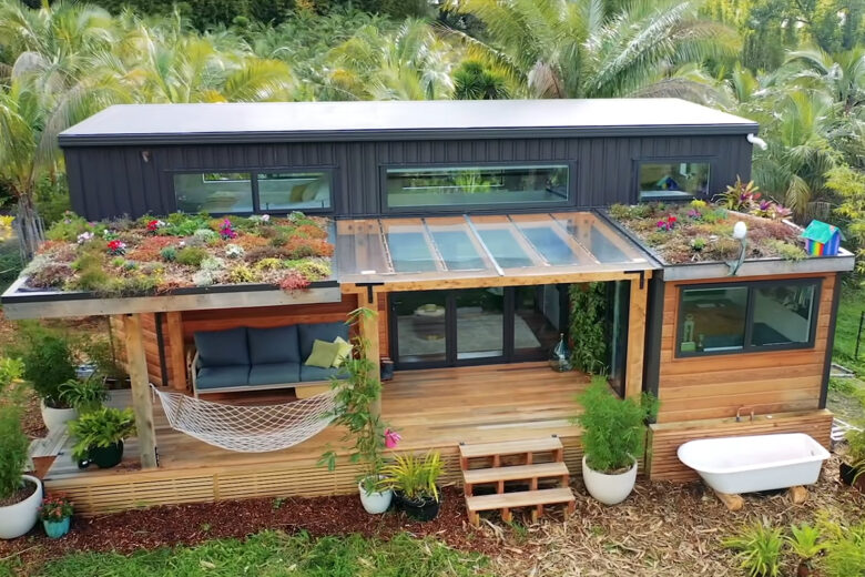 Une maison sur roues avec des plantes