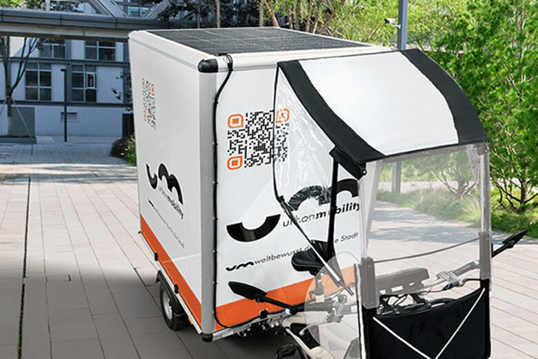 Le vélo cargo UM CargoBike équipé de panneaux solaires